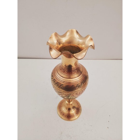 Vintage Etched Flower Pattern Brass Vase - Aged Vintage Patina - Made in India - - Picture 8 of 10